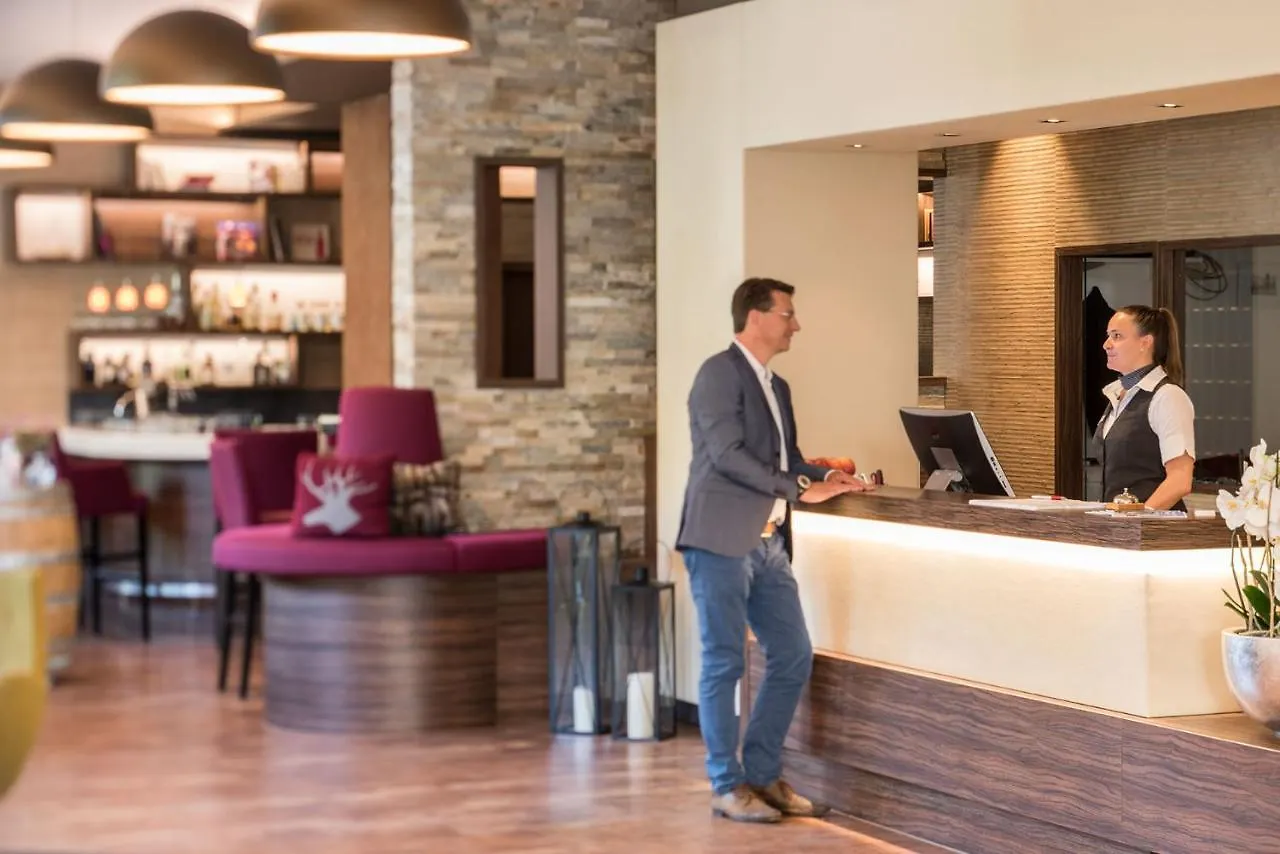 Hotel Peterhof Kempten  4*,